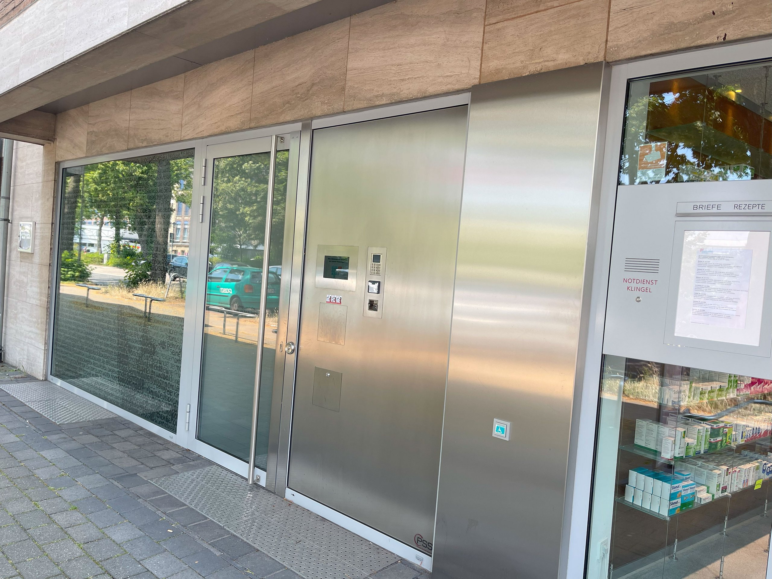 24h-Abholautomat an der Behring Apotheke