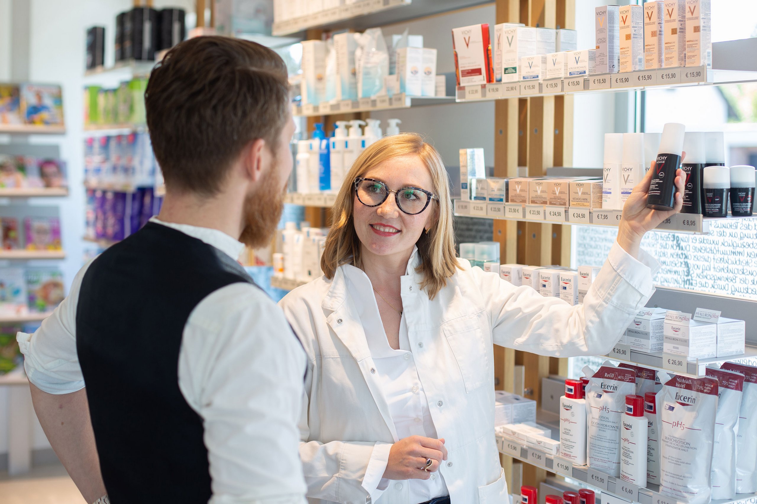 Beratungsgespräch in der Behring Apotheke