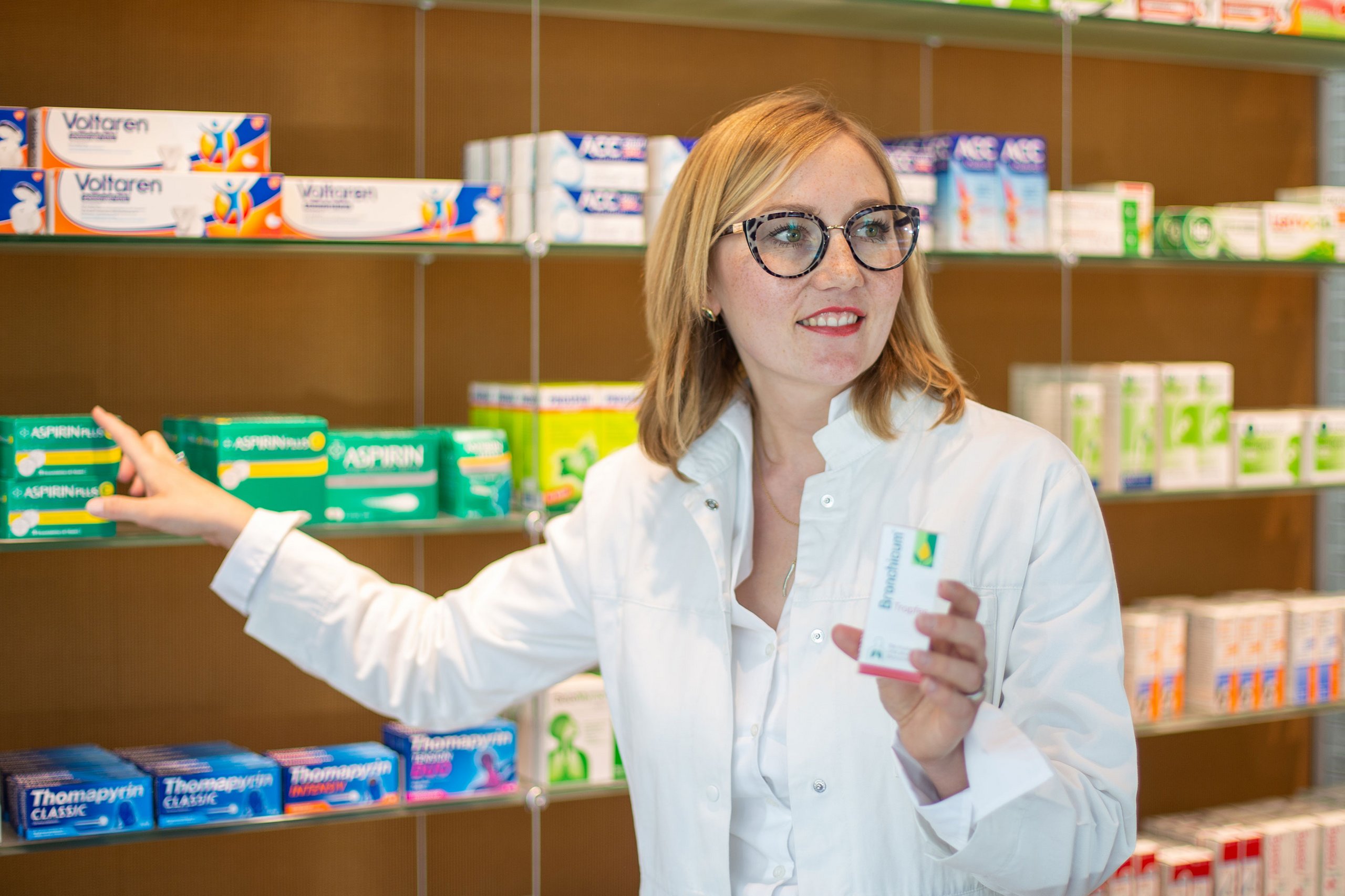 Apothekerin in der Sichtwahl der Behring Apotheke