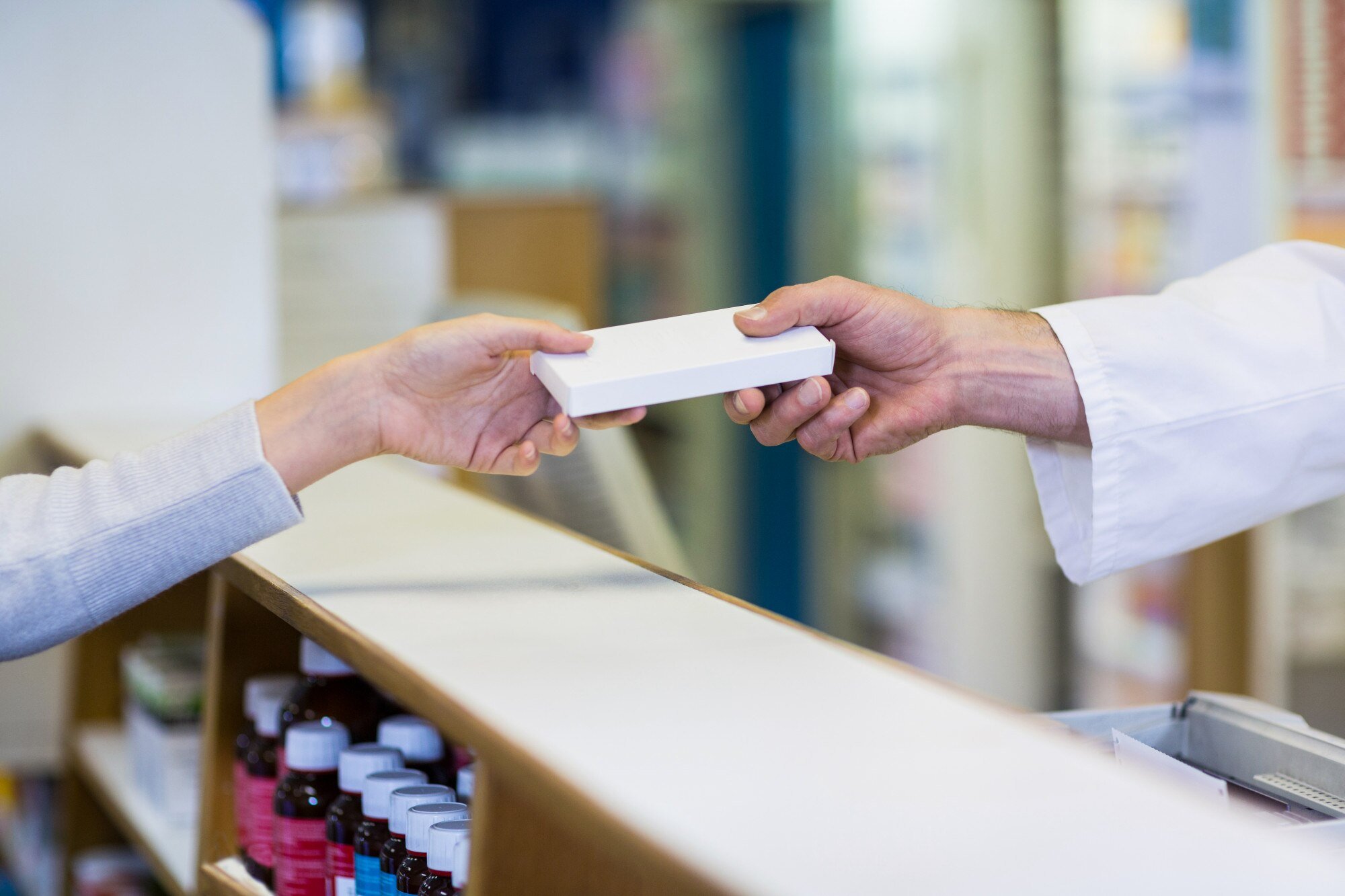 Übergabe von Medikamenten an der Apotheken-Theke